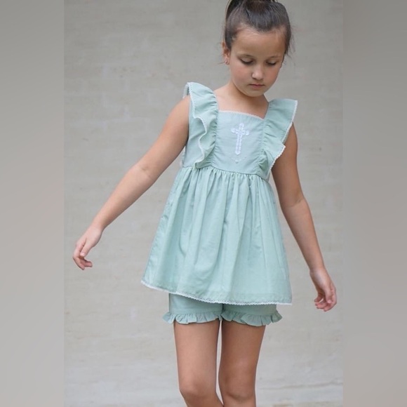 Well Dressed Wolf sage green tunic and shorts set. 4T - Picture 2 of 5